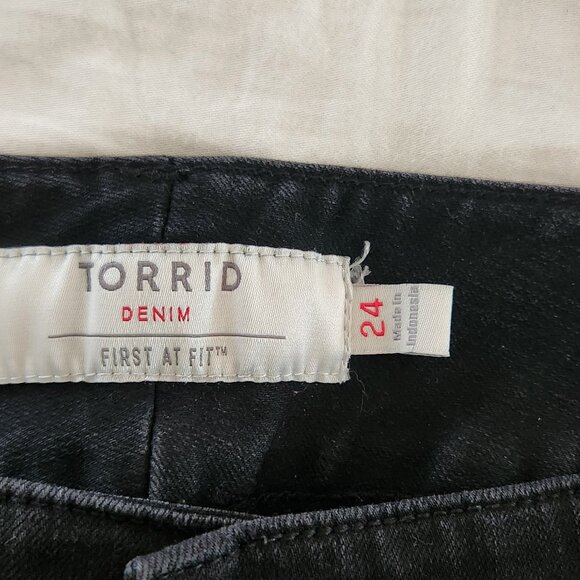 Torrid black denim shorts, sz 24 - Picture 3 of 4
